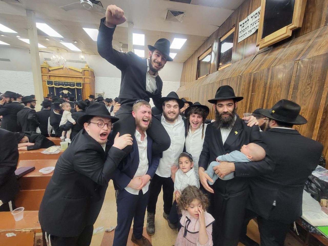 בשעת שמחה ב-770